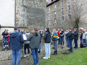 Ökumenische Feier des „Weihnachtsfriedens“ in Naumburg (Foto: Karl-Franz Thiede)